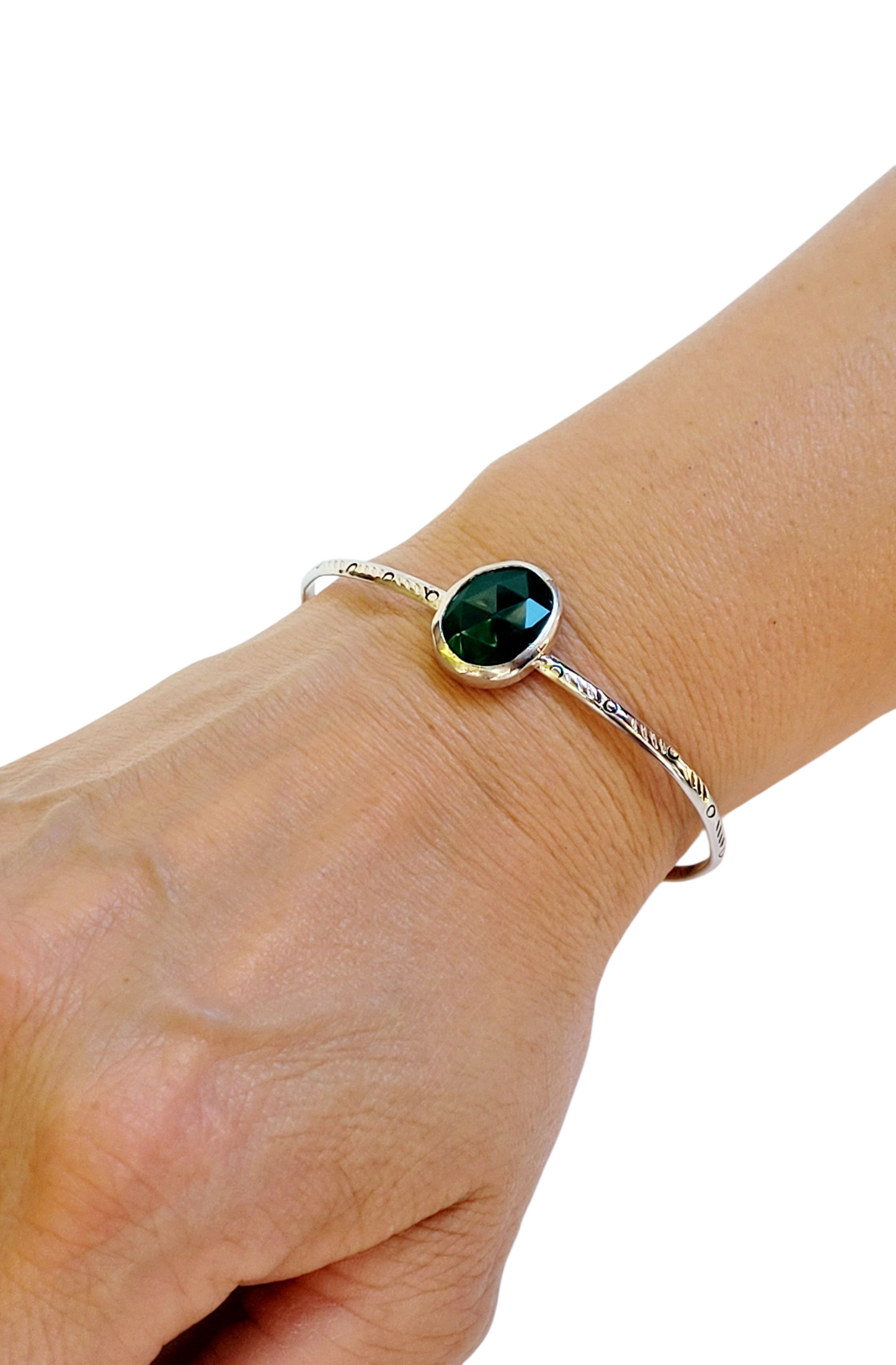 Simple bracelet that highlights the beauty of gemstones