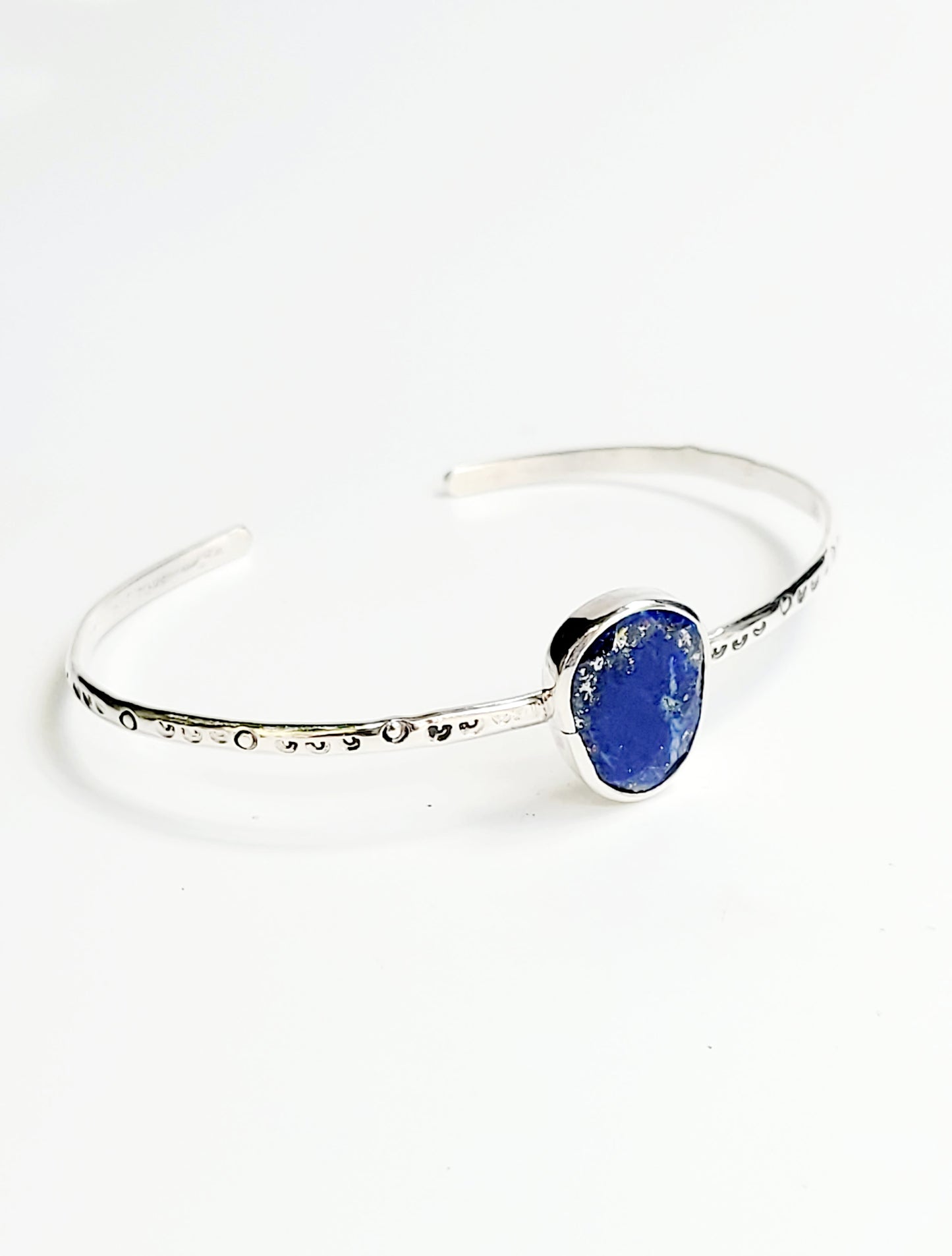 Simple bracelet that highlights the beauty of gemstones