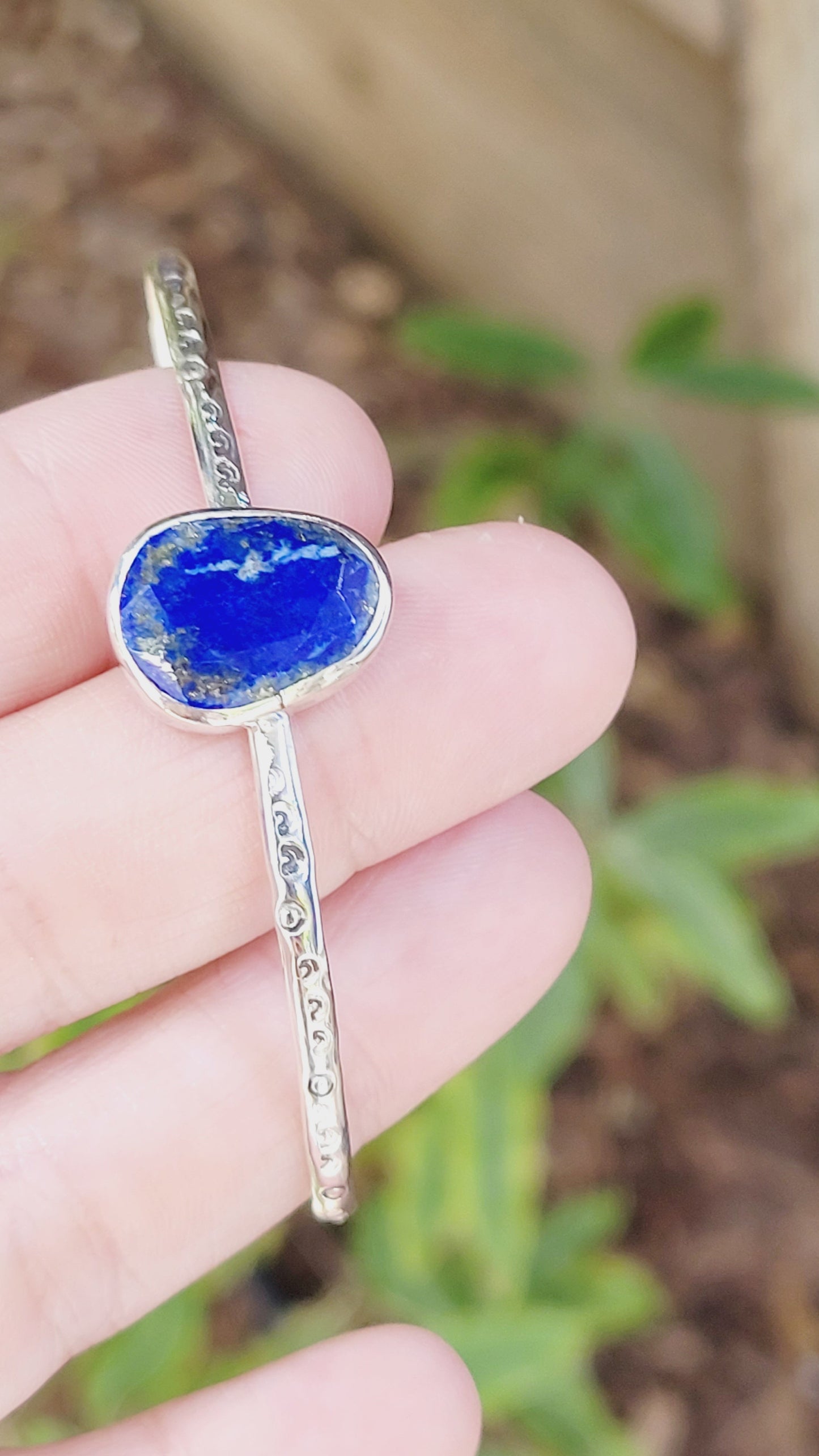 Simple bracelet that highlights the beauty of gemstones