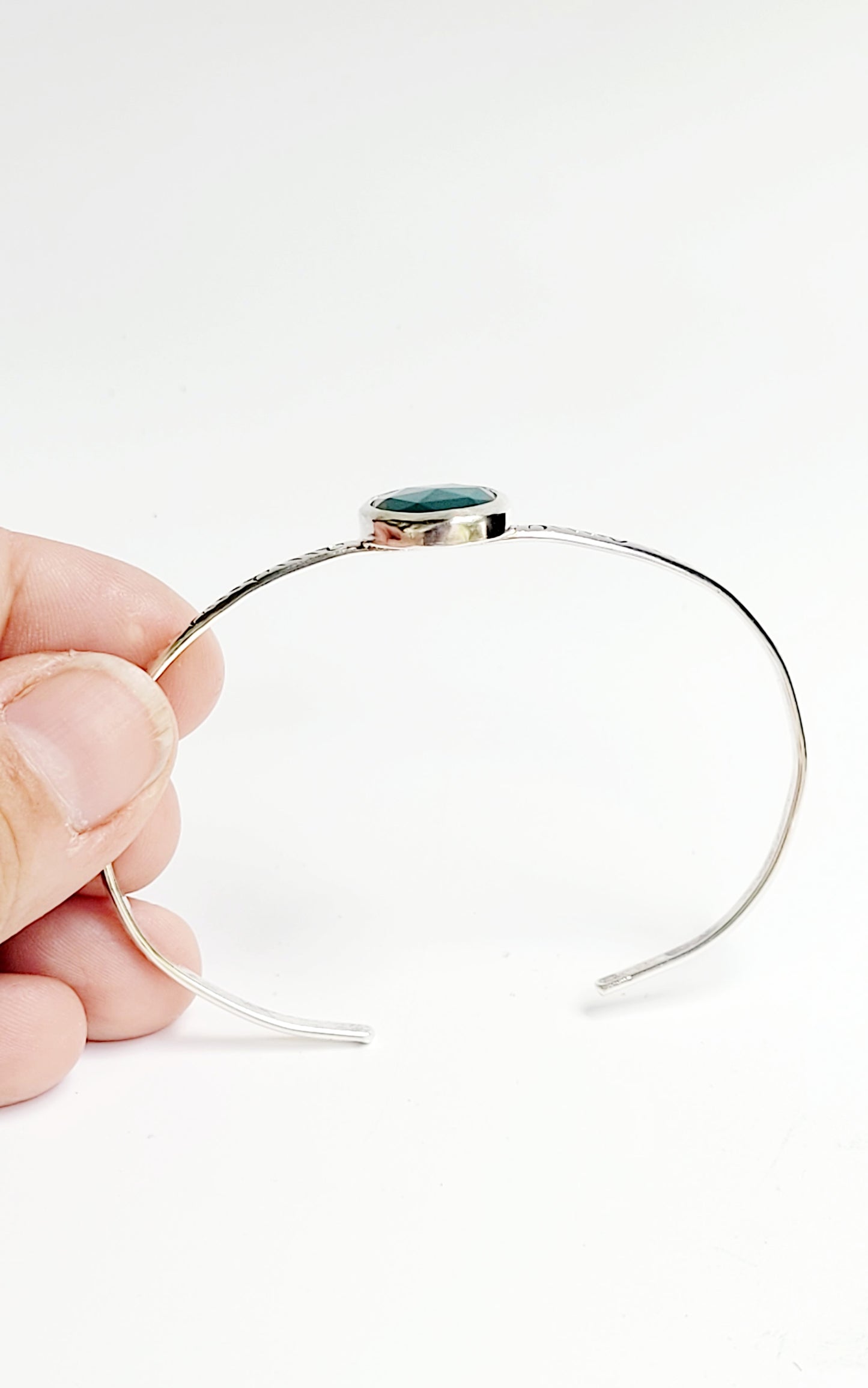 Simple bracelet that highlights the beauty of gemstones