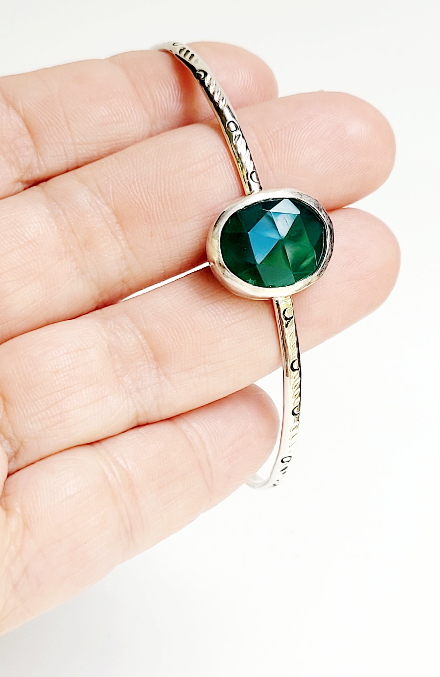 Simple bracelet that highlights the beauty of gemstones