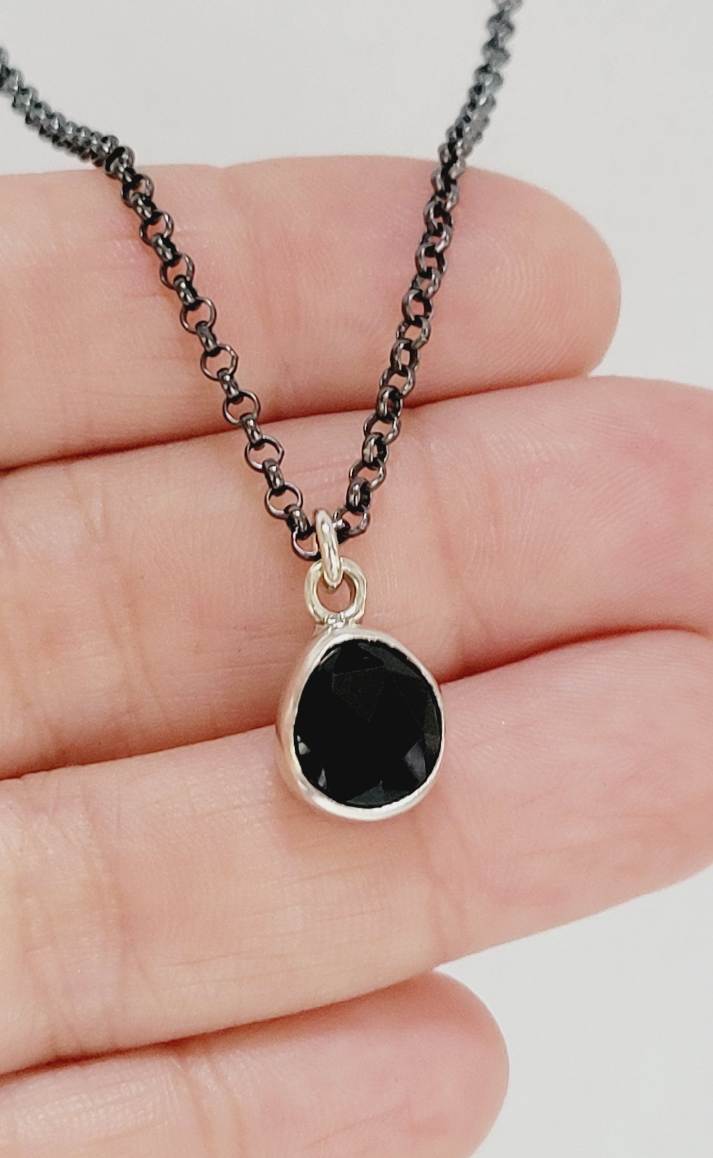 Minimalist pendant made of sterling silver and faceted onyx