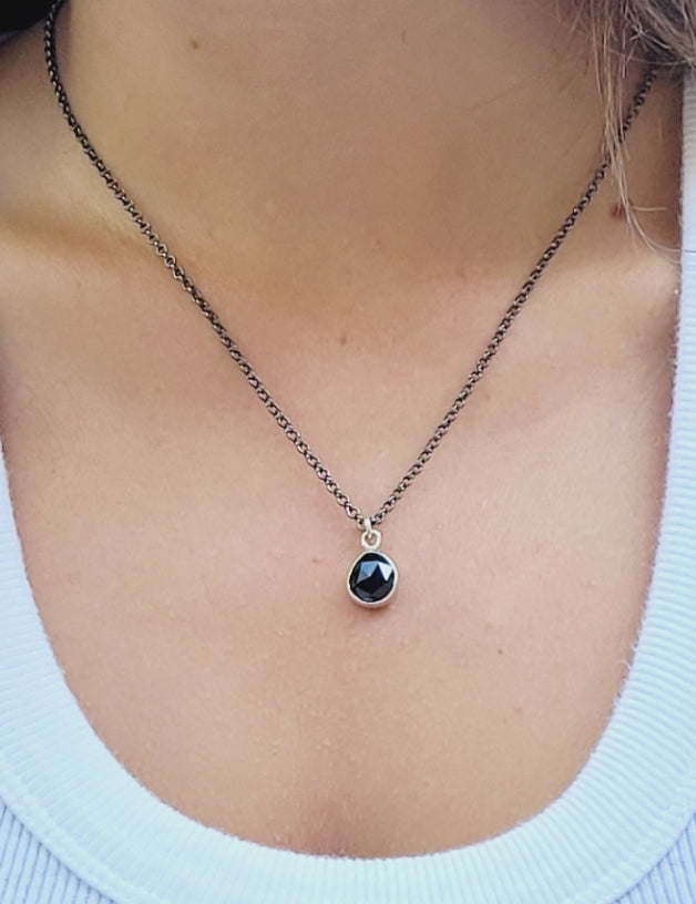 Minimalist pendant made of sterling silver and faceted onyx