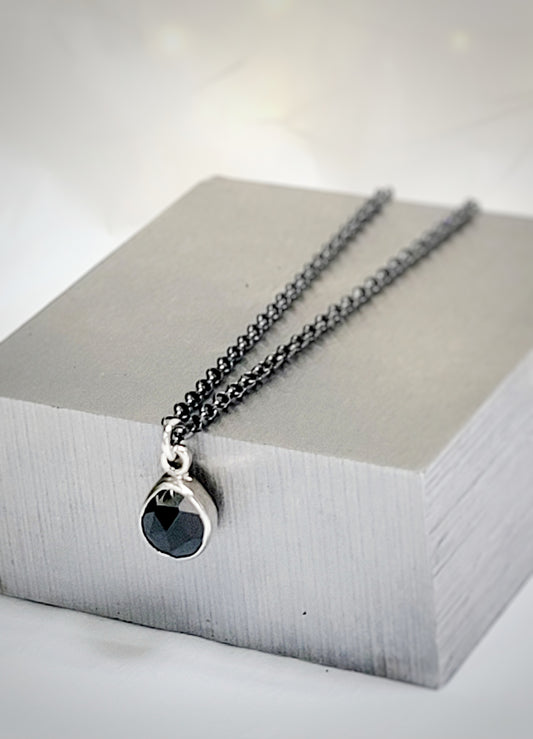 Minimalist pendant made of sterling silver and faceted onyx