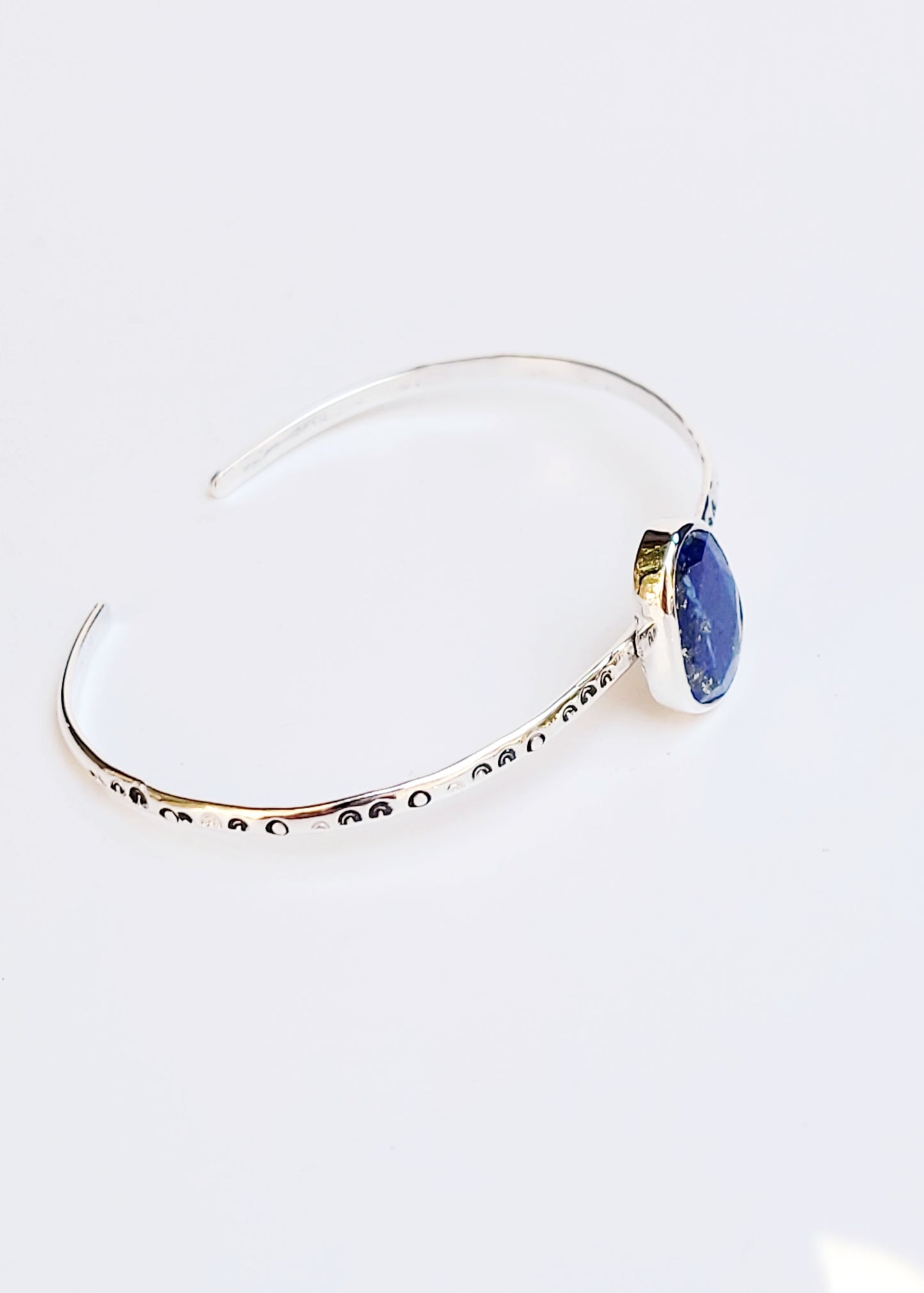 Simple bracelet that highlights the beauty of gemstones