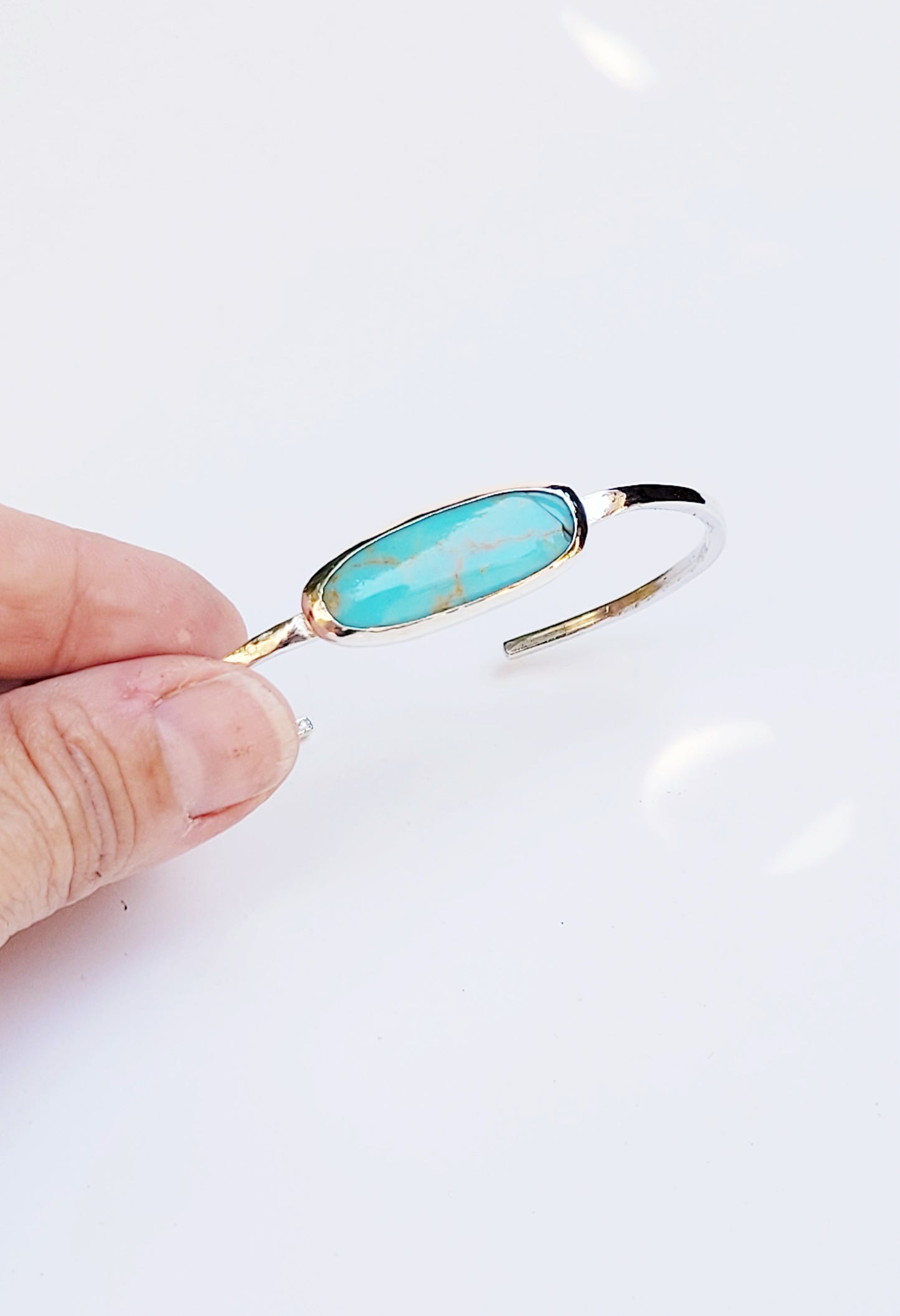 Simple bracelet that highlights the beauty of gemstones