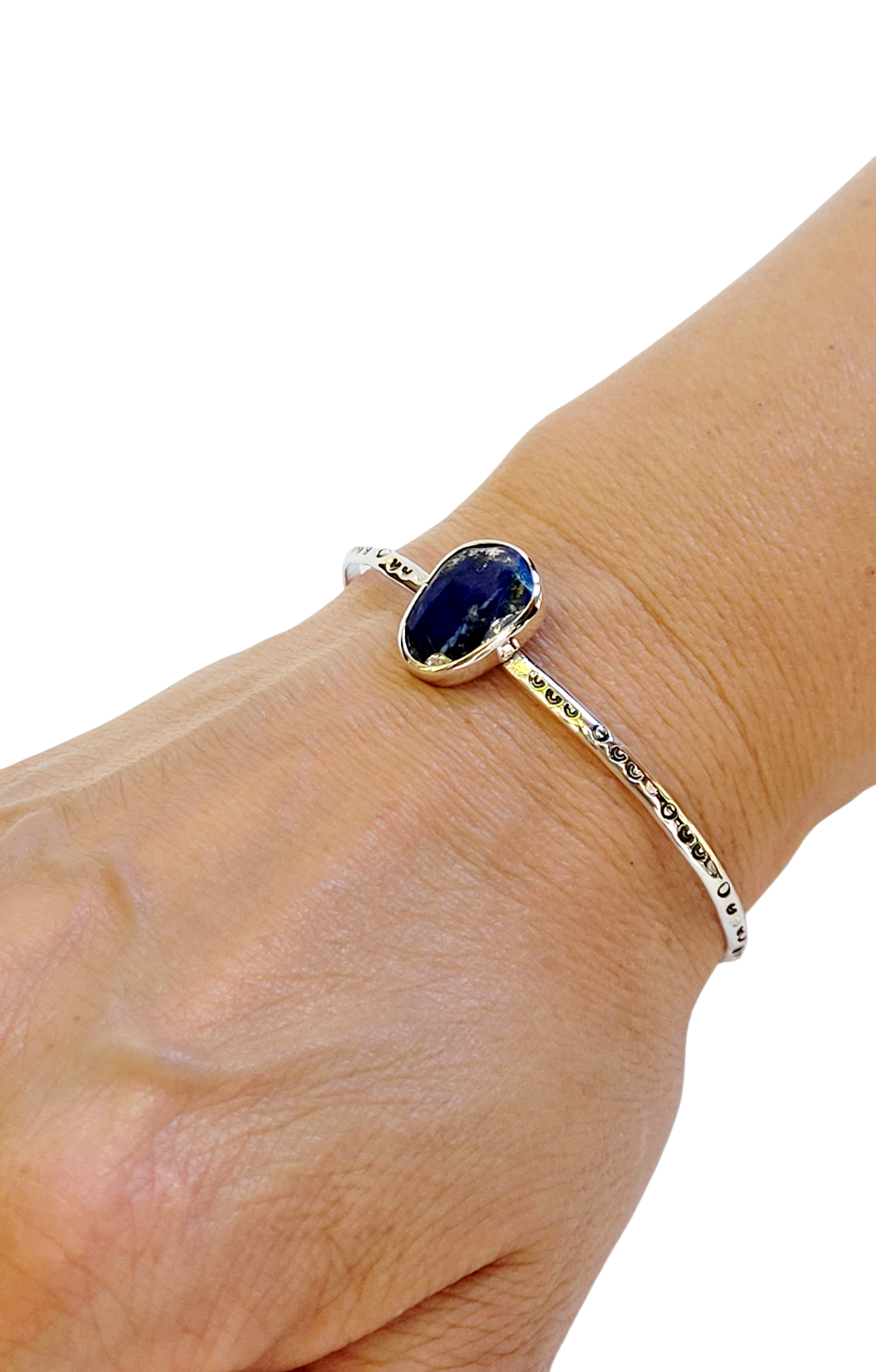 Simple bracelet that highlights the beauty of gemstones