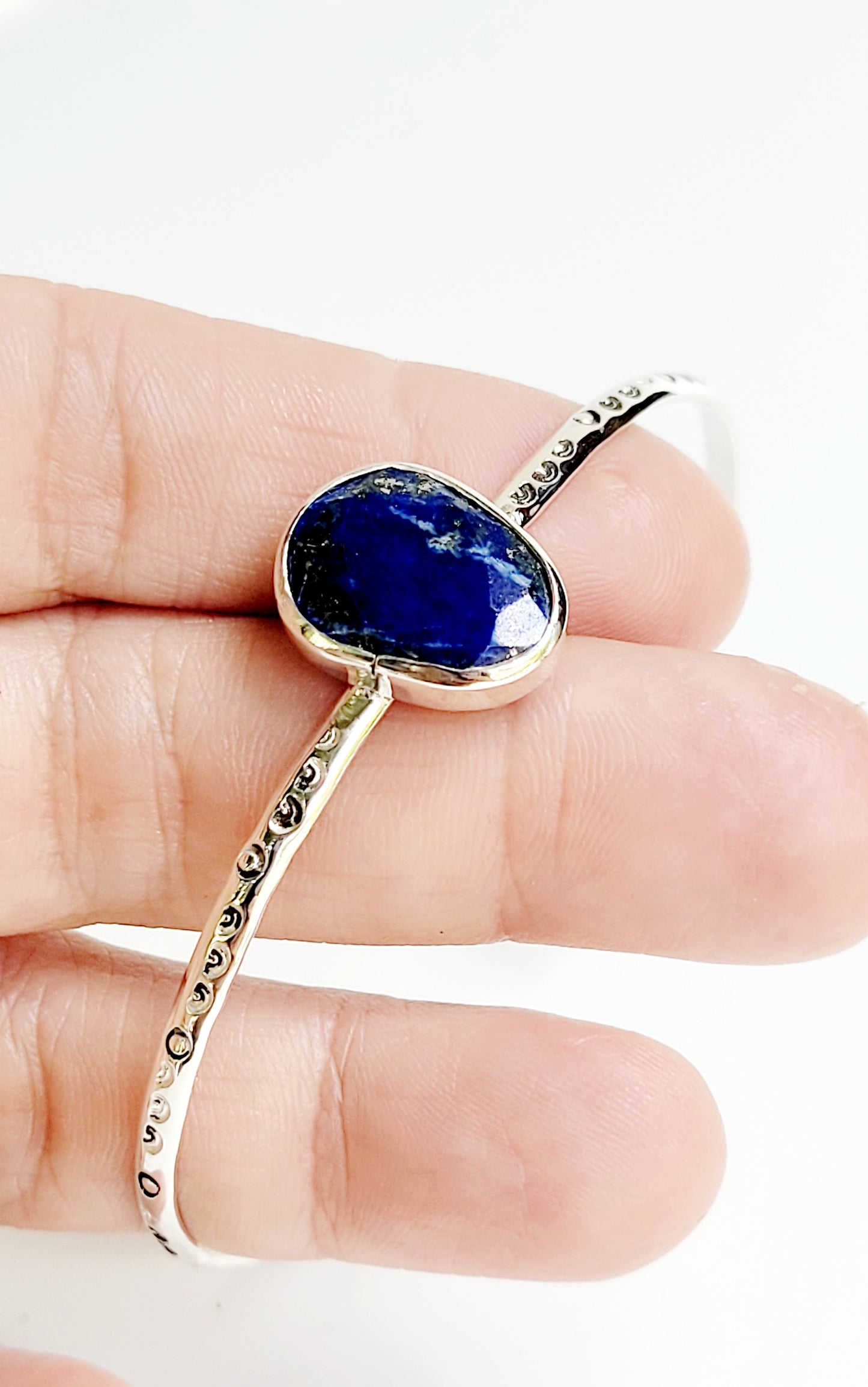 Simple bracelet that highlights the beauty of gemstones