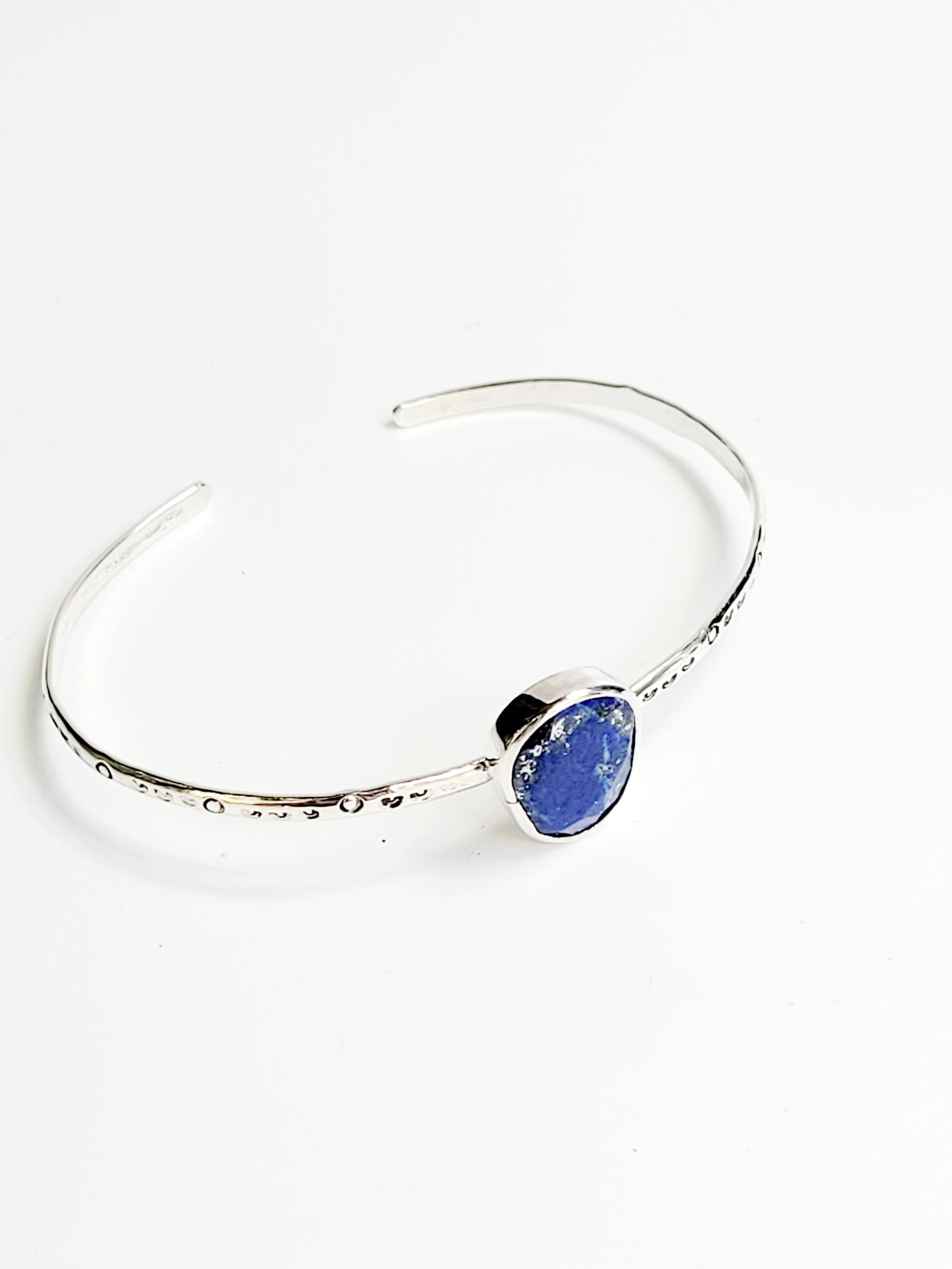 Simple bracelet that highlights the beauty of gemstones