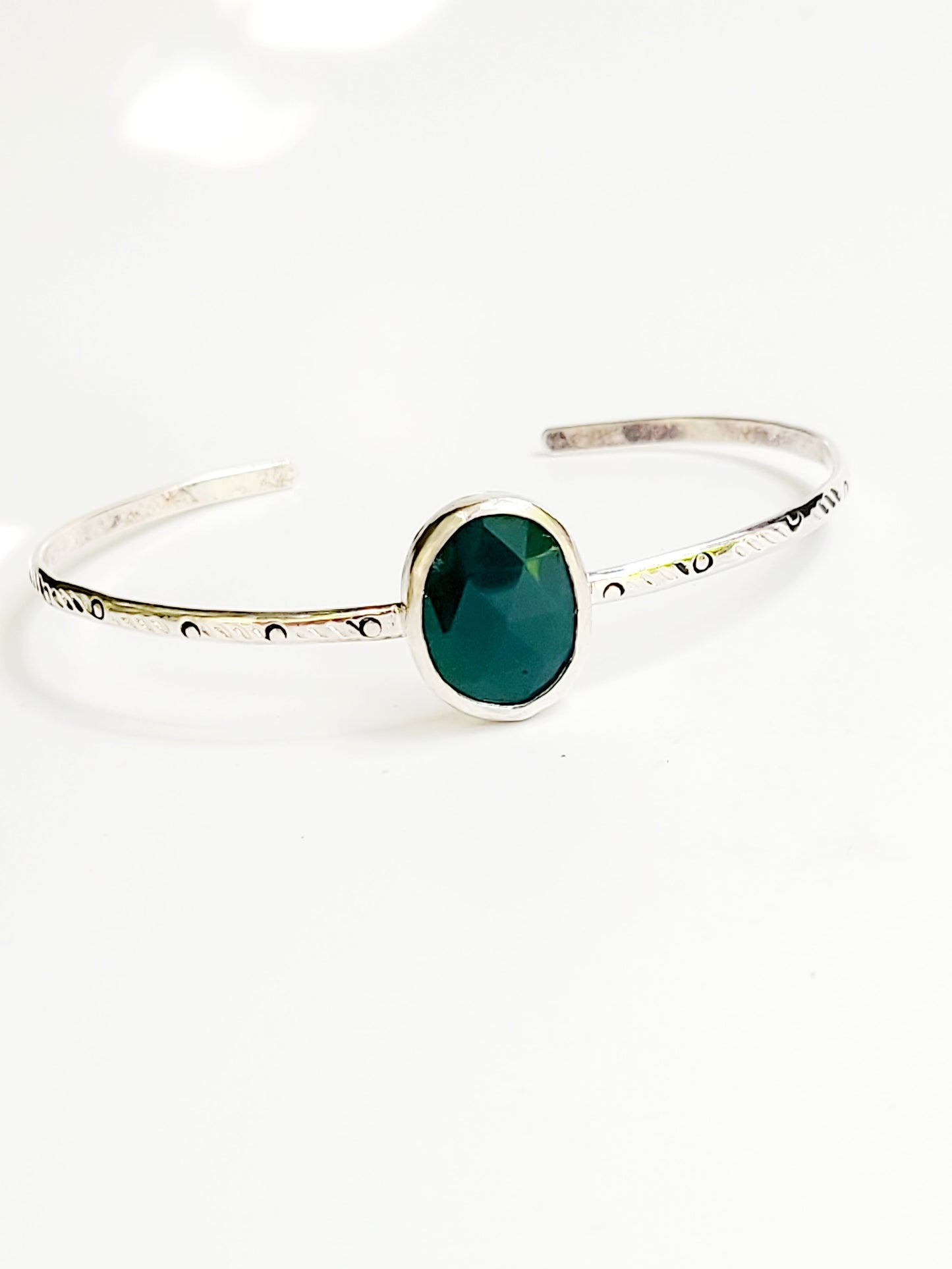 Simple bracelet that highlights the beauty of gemstones