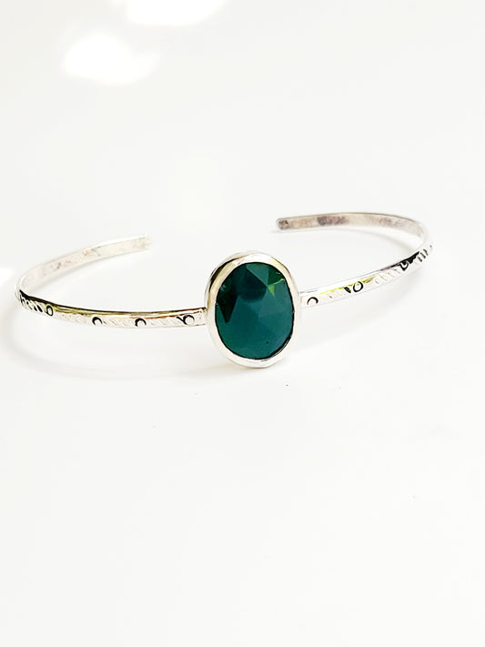Simple bracelet that highlights the beauty of gemstones