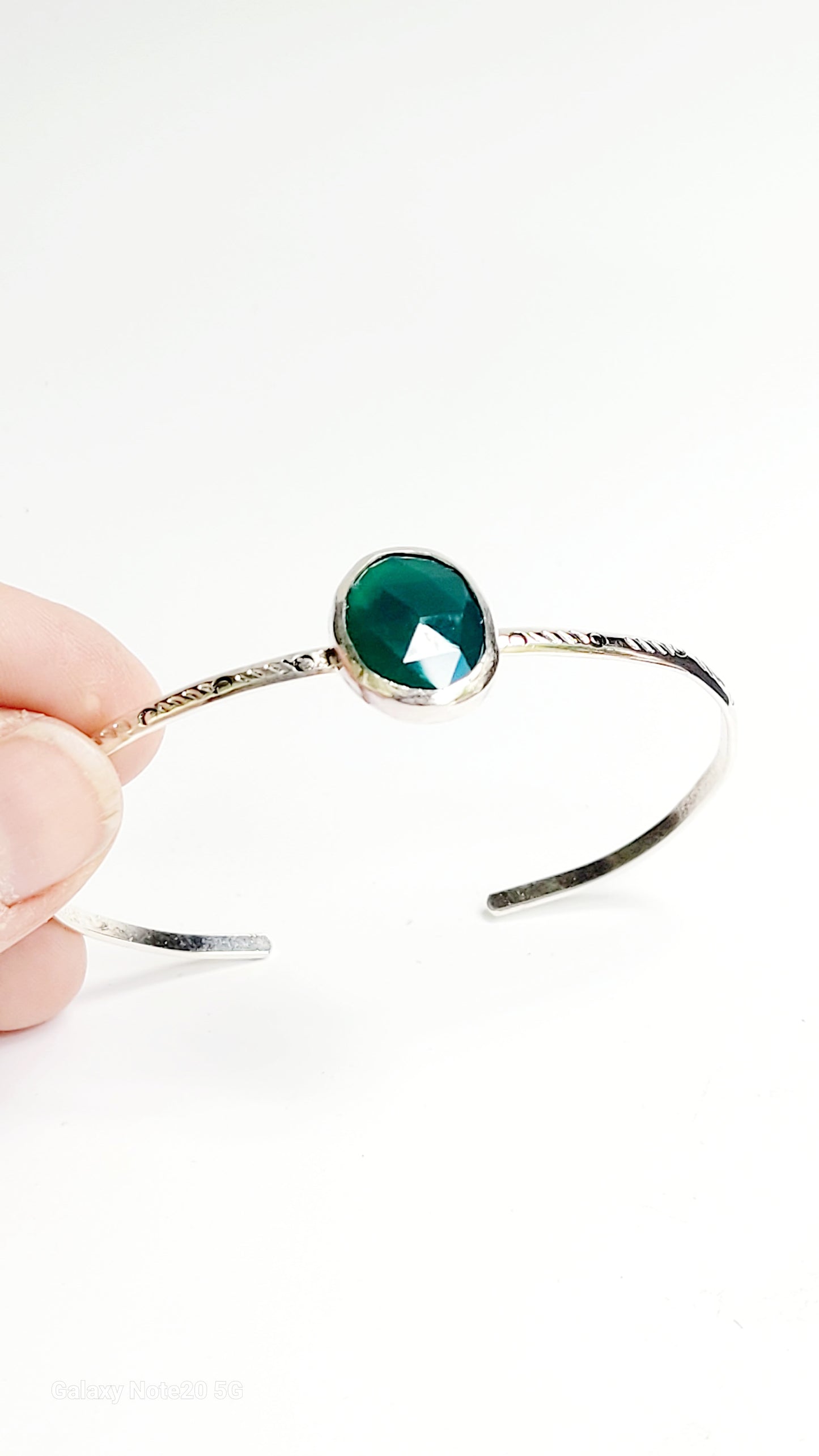 Simple bracelet that highlights the beauty of gemstones