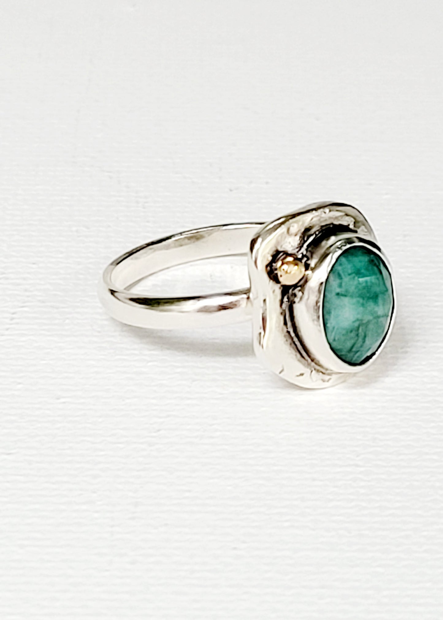 Ring from the "Nugget collection" in sterling silver and emerald