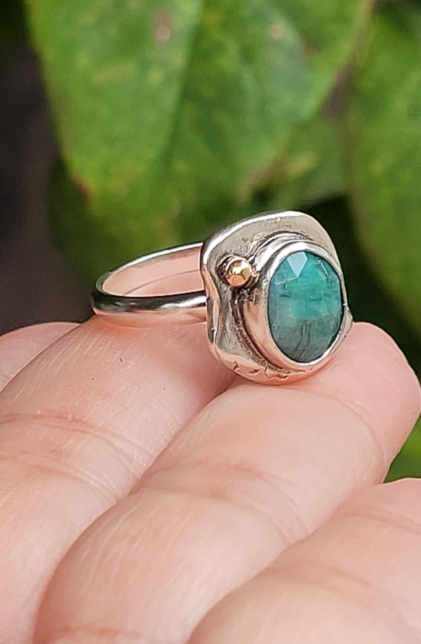 Ring from the "Nugget collection" in sterling silver and emerald