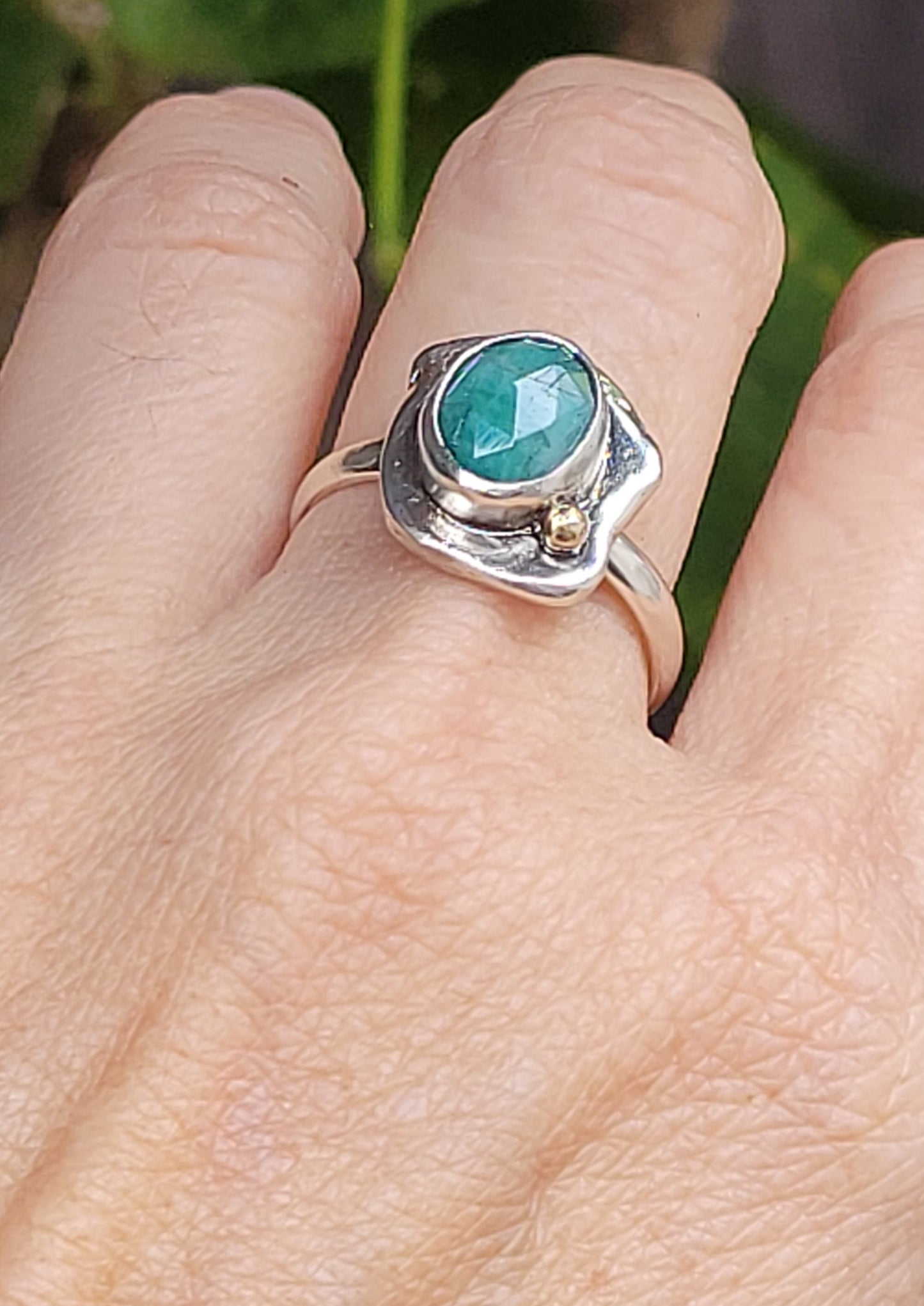 Ring from the "Nugget collection" in sterling silver and emerald