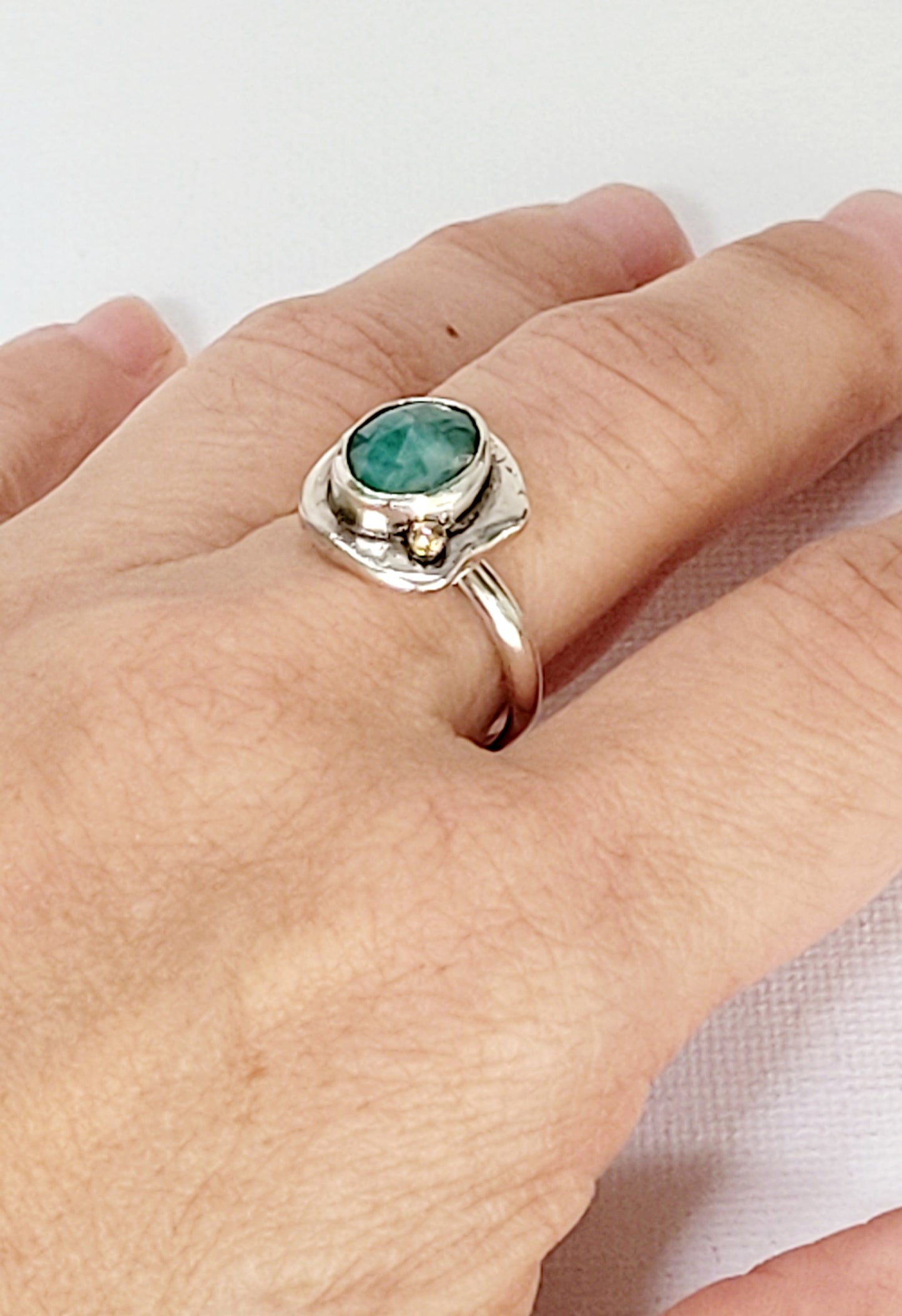 Ring from the "Nugget collection" in sterling silver and emerald